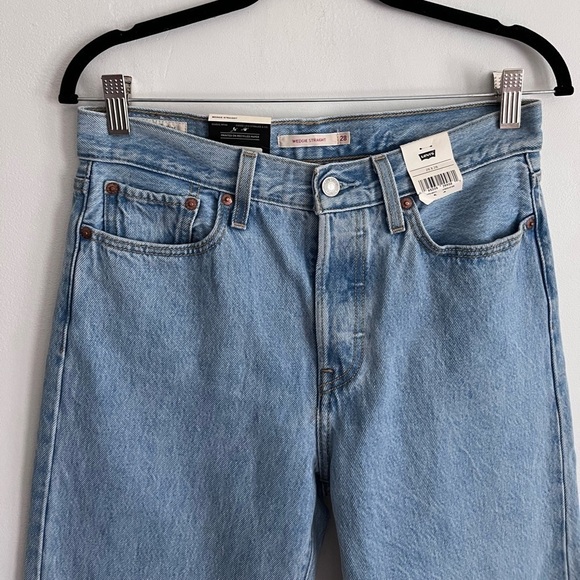 Levi's Wedgie Straight High Waist Button Fly NWT
Jeans Size 28X28 - Picture 5 of 11